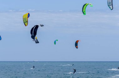 Malaga, İspanya - 25 Mayıs 2018 aktif spor pratik insanlar, güç uçurtma rüzgarlı bir koyda kullanarak sürme dalga