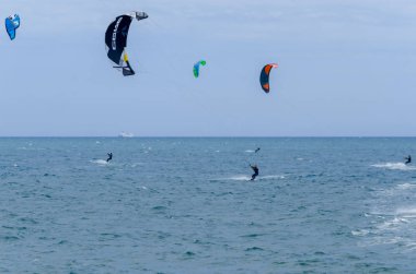 Malaga, İspanya - 25 Mayıs 2018 aktif spor pratik insanlar, güç uçurtma rüzgarlı bir koyda kullanarak sürme dalga