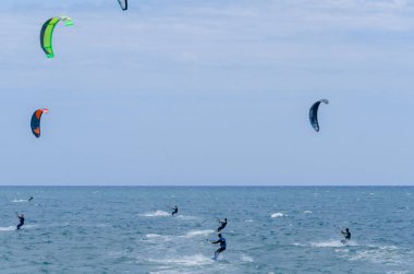 Malaga, İspanya - 25 Mayıs 2018 aktif spor pratik insanlar, güç uçurtma rüzgarlı bir koyda kullanarak sürme dalga