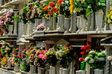 Comares, İspanya - 28 Haziran 2018 duvardaki İspanyol gömüldüğü yer, Endülüs, Hıristiyanlık bölgede tipik mezar karakteristik