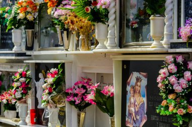 Comares, İspanya - 28 Haziran 2018 duvardaki İspanyol gömüldüğü yer, Endülüs, Hıristiyanlık bölgede tipik mezar karakteristik