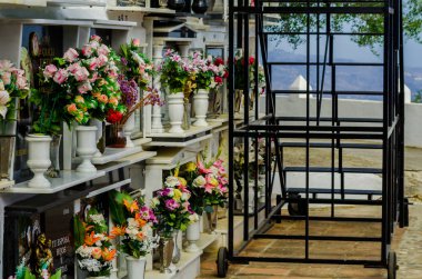 Comares, İspanya - 28 Haziran 2018 duvardaki İspanyol gömüldüğü yer, Endülüs, Hıristiyanlık bölgede tipik mezar karakteristik