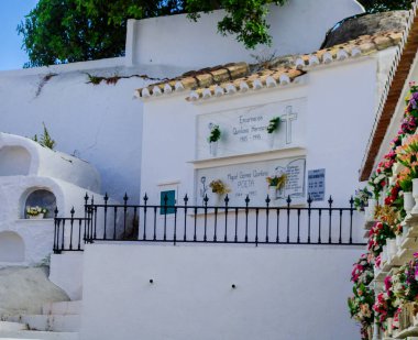 Comares, İspanya - 28 Haziran 2018 duvardaki İspanyol gömüldüğü yer, Endülüs, Hıristiyanlık bölgede tipik mezar karakteristik