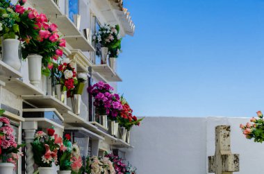 Comares, İspanya - 28 Haziran 2018 duvardaki İspanyol gömüldüğü yer, Endülüs, Hıristiyanlık bölgede tipik mezar karakteristik