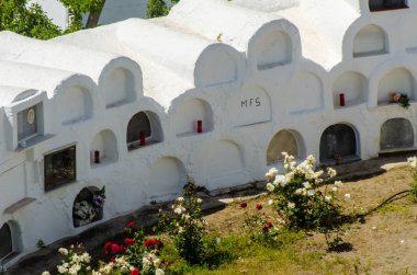 Sayalonga, İspanya - 06 Mayıs 2018 duvardaki İspanyol gömüldüğü yer, Endülüs, Hıristiyanlık bölgede tipik mezar karakteristik