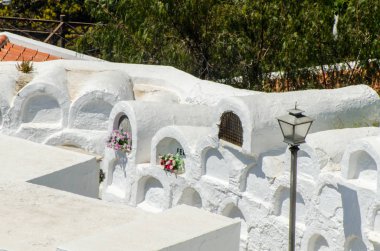 Sayalonga, İspanya - 06 Mayıs 2018 duvardaki İspanyol gömüldüğü yer, Endülüs, Hıristiyanlık bölgede tipik mezar karakteristik