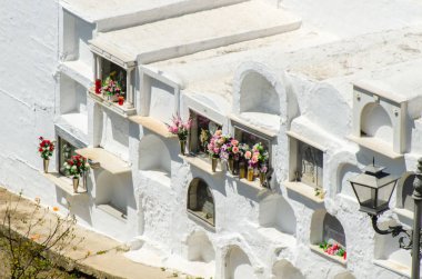 Sayalonga, İspanya - 06 Mayıs 2018 duvardaki İspanyol gömüldüğü yer, Endülüs, Hıristiyanlık bölgede tipik mezar karakteristik