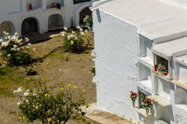 Sayalonga, İspanya - 06 Mayıs 2018 duvardaki İspanyol gömüldüğü yer, Endülüs, Hıristiyanlık bölgede tipik mezar karakteristik