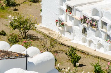 Sayalonga, İspanya - 06 Mayıs 2018 duvardaki İspanyol gömüldüğü yer, Endülüs, Hıristiyanlık bölgede tipik mezar karakteristik