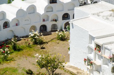 Sayalonga, İspanya - 06 Mayıs 2018 duvardaki İspanyol gömüldüğü yer, Endülüs, Hıristiyanlık bölgede tipik mezar karakteristik