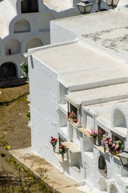 Sayalonga, İspanya - 06 Mayıs 2018 duvardaki İspanyol gömüldüğü yer, Endülüs, Hıristiyanlık bölgede tipik mezar karakteristik