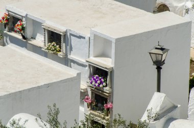 Sayalonga, İspanya - 06 Mayıs 2018 duvardaki İspanyol gömüldüğü yer, Endülüs, Hıristiyanlık bölgede tipik mezar karakteristik