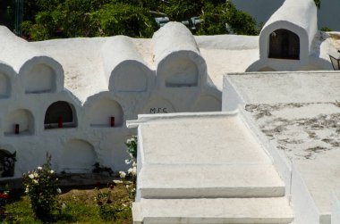 Sayalonga, İspanya - 06 Mayıs 2018 duvardaki İspanyol gömüldüğü yer, Endülüs, Hıristiyanlık bölgede tipik mezar karakteristik