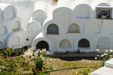 Sayalonga, İspanya - 06 Mayıs 2018 duvardaki İspanyol gömüldüğü yer, Endülüs, Hıristiyanlık bölgede tipik mezar karakteristik