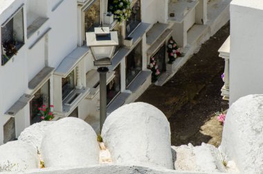 Sayalonga, İspanya - 06 Mayıs 2018 duvardaki İspanyol gömüldüğü yer, Endülüs, Hıristiyanlık bölgede tipik mezar karakteristik