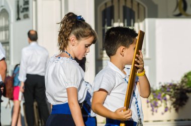 Nerja, İspanya - İspanya Kutsal şekilde aktarma Katolik töreni kutlaması katılan 16 Temmuz 2018 insanlar. 'Virgen del Carmen' azizi ve balıkçılar ve denizcilerin koruyucusu olduğunu