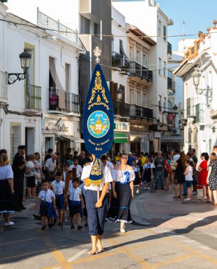 Nerja, İspanya - İspanya Kutsal şekilde aktarma Katolik töreni kutlaması katılan 16 Temmuz 2018 insanlar. 'Virgen del Carmen' azizi ve balıkçılar ve denizcilerin koruyucusu olduğunu