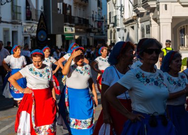 Nerja, İspanya - İspanya Kutsal şekilde aktarma Katolik töreni kutlaması katılan 16 Temmuz 2018 insanlar. 'Virgen del Carmen' azizi ve balıkçılar ve denizcilerin koruyucusu olduğunu