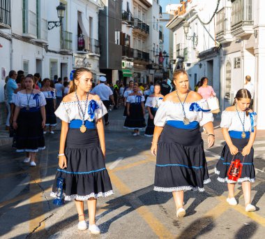 Nerja, İspanya - İspanya Kutsal şekilde aktarma Katolik töreni kutlaması katılan 16 Temmuz 2018 insanlar. 'Virgen del Carmen' azizi ve balıkçılar ve denizcilerin koruyucusu olduğunu