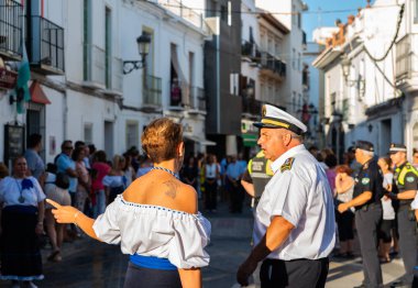 Nerja, İspanya - İspanya Kutsal şekilde aktarma Katolik töreni kutlaması katılan 16 Temmuz 2018 insanlar. 'Virgen del Carmen' azizi ve balıkçılar ve denizcilerin koruyucusu olduğunu