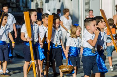 Nerja, İspanya - İspanya Kutsal şekilde aktarma Katolik töreni kutlaması katılan 16 Temmuz 2018 insanlar. 'Virgen del Carmen' azizi ve balıkçılar ve denizcilerin koruyucusu olduğunu