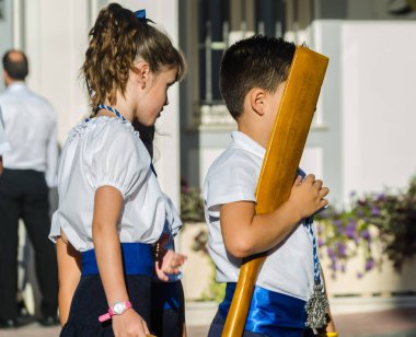 Nerja, İspanya - İspanya Kutsal şekilde aktarma Katolik töreni kutlaması katılan 16 Temmuz 2018 insanlar. 'Virgen del Carmen' azizi ve balıkçılar ve denizcilerin koruyucusu olduğunu