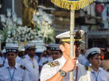 Nerja, İspanya - İspanya Kutsal şekilde aktarma Katolik töreni kutlaması katılan 16 Temmuz 2018 insanlar. 'Virgen del Carmen' azizi ve balıkçılar ve denizcilerin koruyucusu olduğunu