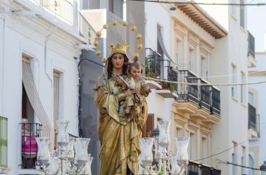 Nerja, İspanya - İspanya Kutsal şekilde aktarma Katolik töreni kutlaması katılan 16 Temmuz 2018 insanlar. 'Virgen del Carmen' azizi ve balıkçılar ve denizcilerin koruyucusu olduğunu