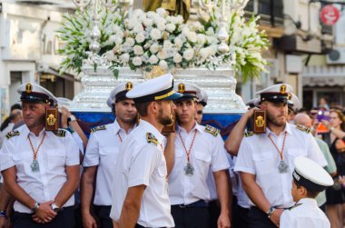 Nerja, İspanya - İspanya Kutsal şekilde aktarma Katolik töreni kutlaması katılan 16 Temmuz 2018 insanlar. 'Virgen del Carmen' azizi ve balıkçılar ve denizcilerin koruyucusu olduğunu