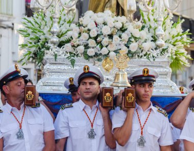 Nerja, İspanya - İspanya Kutsal şekilde aktarma Katolik töreni kutlaması katılan 16 Temmuz 2018 insanlar. 'Virgen del Carmen' azizi ve balıkçılar ve denizcilerin koruyucusu olduğunu
