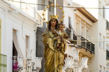 Nerja, İspanya - İspanya Kutsal şekilde aktarma Katolik töreni kutlaması katılan 16 Temmuz 2018 insanlar. 'Virgen del Carmen' azizi ve balıkçılar ve denizcilerin koruyucusu olduğunu