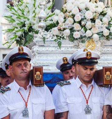 Nerja, İspanya - İspanya Kutsal şekilde aktarma Katolik töreni kutlaması katılan 16 Temmuz 2018 insanlar. 'Virgen del Carmen' azizi ve balıkçılar ve denizcilerin koruyucusu olduğunu