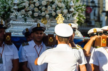 Nerja, İspanya - İspanya Kutsal şekilde aktarma Katolik töreni kutlaması katılan 16 Temmuz 2018 insanlar. 'Virgen del Carmen' azizi ve balıkçılar ve denizcilerin koruyucusu olduğunu