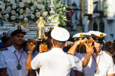 Nerja, İspanya - İspanya Kutsal şekilde aktarma Katolik töreni kutlaması katılan 16 Temmuz 2018 insanlar. 'Virgen del Carmen' azizi ve balıkçılar ve denizcilerin koruyucusu olduğunu
