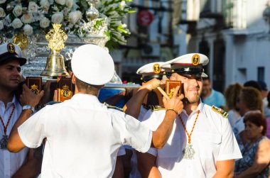 Nerja, İspanya - İspanya Kutsal şekilde aktarma Katolik töreni kutlaması katılan 16 Temmuz 2018 insanlar. 'Virgen del Carmen' azizi ve balıkçılar ve denizcilerin koruyucusu olduğunu