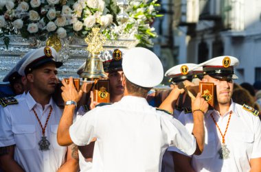 Nerja, İspanya - İspanya Kutsal şekilde aktarma Katolik töreni kutlaması katılan 16 Temmuz 2018 insanlar. 'Virgen del Carmen' azizi ve balıkçılar ve denizcilerin koruyucusu olduğunu