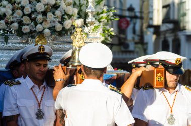 Nerja, İspanya - İspanya Kutsal şekilde aktarma Katolik töreni kutlaması katılan 16 Temmuz 2018 insanlar. 'Virgen del Carmen' azizi ve balıkçılar ve denizcilerin koruyucusu olduğunu