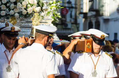 Nerja, İspanya - İspanya Kutsal şekilde aktarma Katolik töreni kutlaması katılan 16 Temmuz 2018 insanlar. 'Virgen del Carmen' azizi ve balıkçılar ve denizcilerin koruyucusu olduğunu
