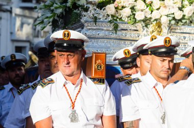 Nerja, İspanya - İspanya Kutsal şekilde aktarma Katolik töreni kutlaması katılan 16 Temmuz 2018 insanlar. 'Virgen del Carmen' azizi ve balıkçılar ve denizcilerin koruyucusu olduğunu