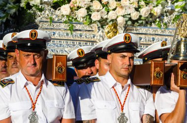 Nerja, İspanya - İspanya Kutsal şekilde aktarma Katolik töreni kutlaması katılan 16 Temmuz 2018 insanlar. 'Virgen del Carmen' azizi ve balıkçılar ve denizcilerin koruyucusu olduğunu