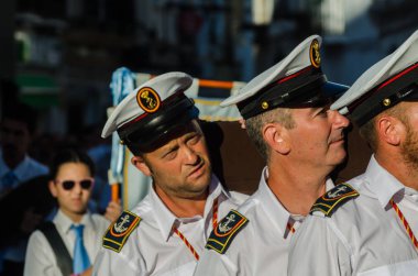 Nerja, İspanya - İspanya Kutsal şekilde aktarma Katolik töreni kutlaması katılan 16 Temmuz 2018 insanlar. 'Virgen del Carmen' azizi ve balıkçılar ve denizcilerin koruyucusu olduğunu