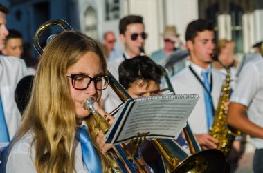 Nerja, İspanya - İspanya Kutsal şekilde aktarma Katolik töreni kutlaması katılan 16 Temmuz 2018 insanlar. 'Virgen del Carmen' azizi ve balıkçılar ve denizcilerin koruyucusu olduğunu