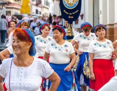 Nerja, İspanya - İspanya Kutsal şekilde aktarma Katolik töreni kutlaması katılan 16 Temmuz 2018 insanlar. 'Virgen del Carmen' azizi ve balıkçılar ve denizcilerin koruyucusu olduğunu