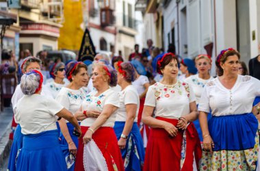 Nerja, İspanya - İspanya Kutsal şekilde aktarma Katolik töreni kutlaması katılan 16 Temmuz 2018 insanlar. 'Virgen del Carmen' azizi ve balıkçılar ve denizcilerin koruyucusu olduğunu