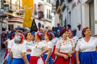 Nerja, İspanya - İspanya Kutsal şekilde aktarma Katolik töreni kutlaması katılan 16 Temmuz 2018 insanlar. 'Virgen del Carmen' azizi ve balıkçılar ve denizcilerin koruyucusu olduğunu