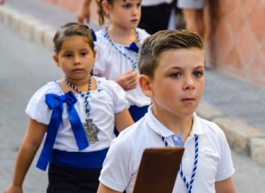 Nerja, İspanya - İspanya Kutsal şekilde aktarma Katolik töreni kutlaması katılan 16 Temmuz 2018 insanlar. 'Virgen del Carmen' azizi ve balıkçılar ve denizcilerin koruyucusu olduğunu