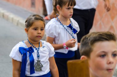 Nerja, İspanya - İspanya Kutsal şekilde aktarma Katolik töreni kutlaması katılan 16 Temmuz 2018 insanlar. 'Virgen del Carmen' azizi ve balıkçılar ve denizcilerin koruyucusu olduğunu