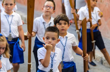 Nerja, İspanya - İspanya Kutsal şekilde aktarma Katolik töreni kutlaması katılan 16 Temmuz 2018 insanlar. 'Virgen del Carmen' azizi ve balıkçılar ve denizcilerin koruyucusu olduğunu