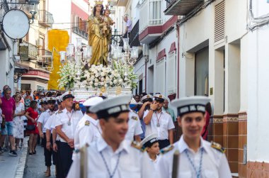 Nerja, İspanya - İspanya Kutsal şekilde aktarma Katolik töreni kutlaması katılan 16 Temmuz 2018 insanlar. 'Virgen del Carmen' azizi ve balıkçılar ve denizcilerin koruyucusu olduğunu