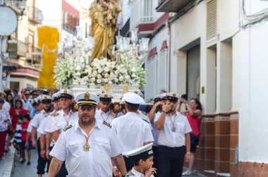 Nerja, İspanya - İspanya Kutsal şekilde aktarma Katolik töreni kutlaması katılan 16 Temmuz 2018 insanlar. 'Virgen del Carmen' azizi ve balıkçılar ve denizcilerin koruyucusu olduğunu